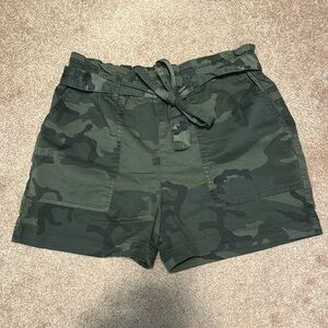 Sanctuary camouflage paper bag style shorts size 32